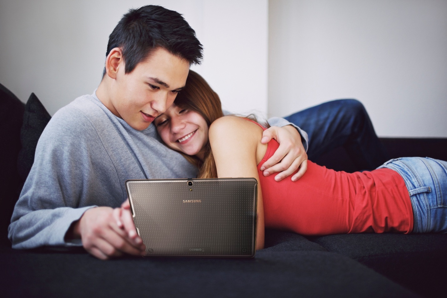 Với thời lượng sử dụng 10 tiếng cho một lần sạc đầy pin, người dùng có thể thoải mái xem phim, giải trí ở bất kì nơi nào và bất cứ lúc nào.   