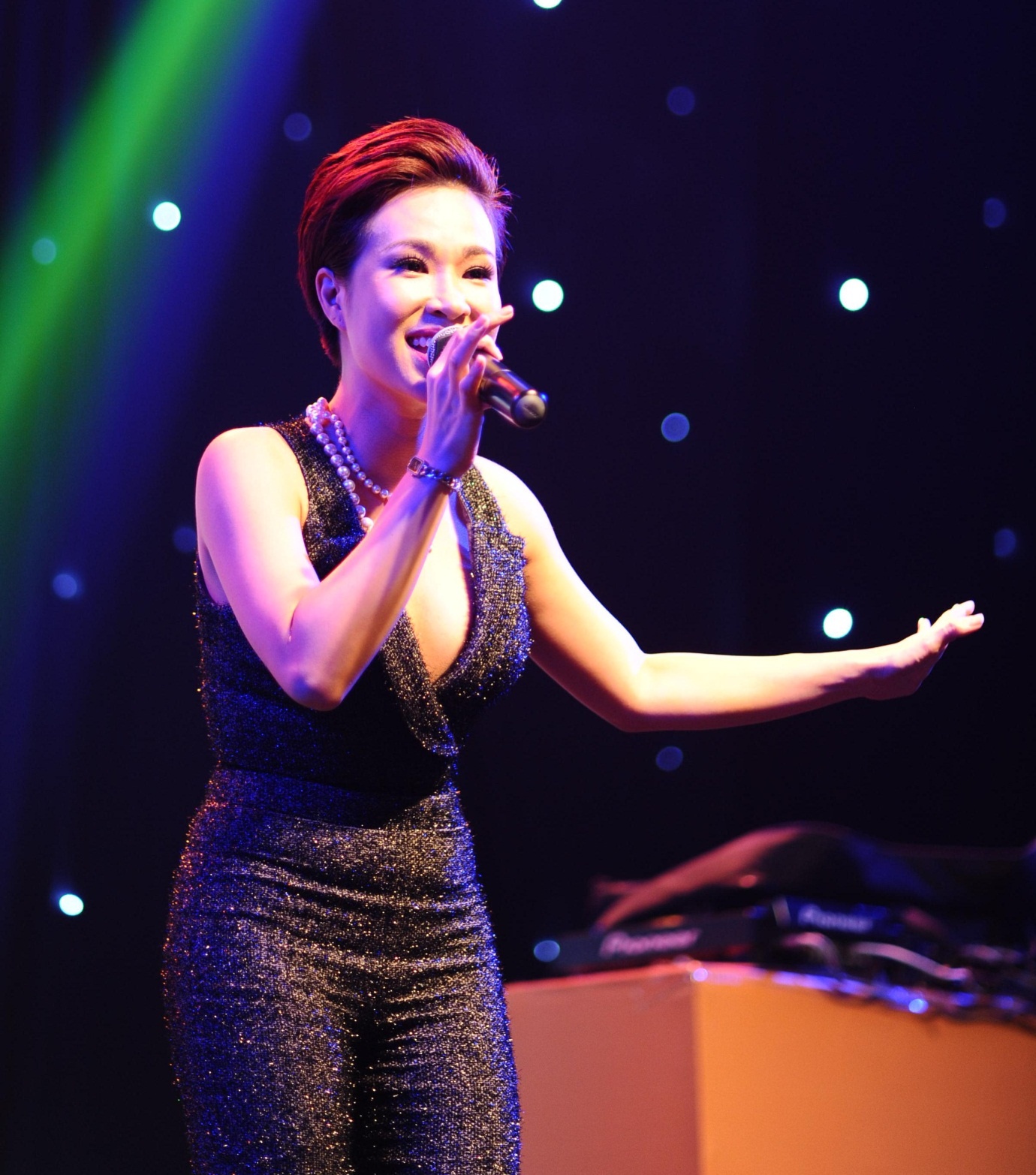 Bộ đầm ánh kim bó sát có phần ngực khá sâu giúp Uyên Linh trở nên gợi cảm và quyến rũ hơn.