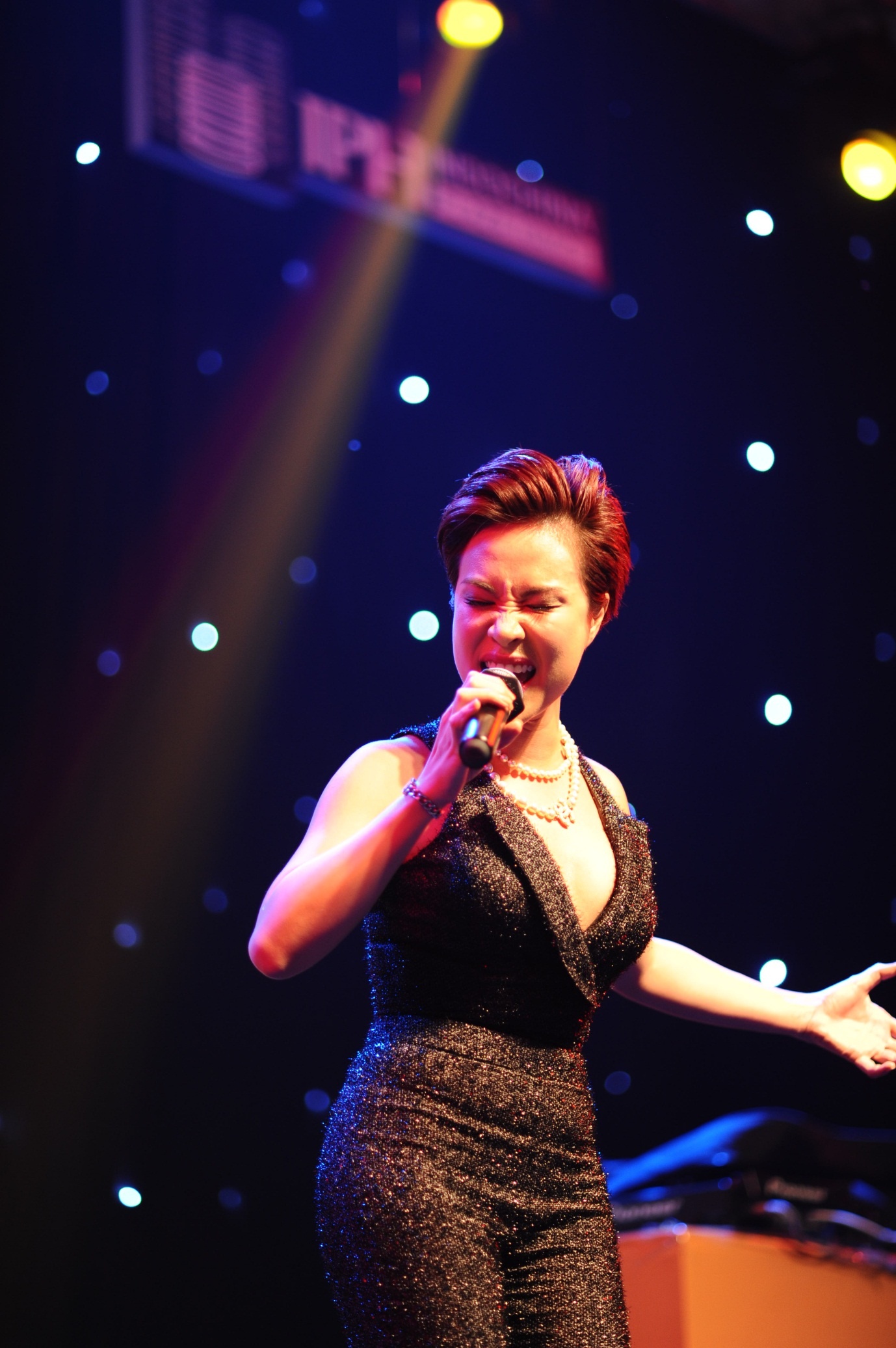 … và Cảm ơn tình yêu – ca khúc đã ghi dấu tên tuổi của cô trong lòng khán giả.