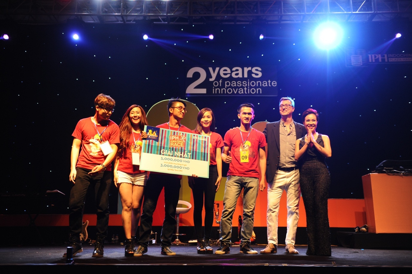 Nữ ca sỹ xinh đẹp trao giải cho đội chơi chiến thắng của cuộc thi IPH Amazing Race.
