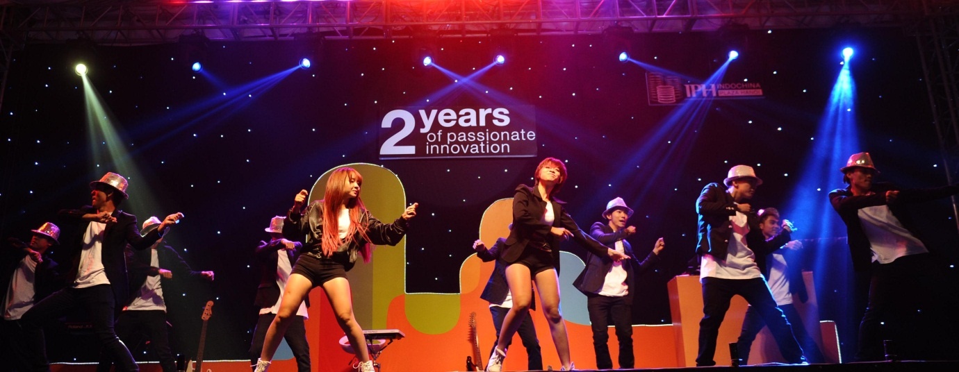 Nữ ca sỹ xinh đẹp trao giải cho đội chơi chiến thắng của cuộc thi IPH Amazing Race.