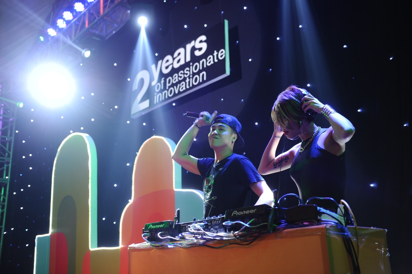 Những động tác vũ đạo khó được các thành viên trong nhóm thể hiện điêu luyện và đầy xúc cảm.