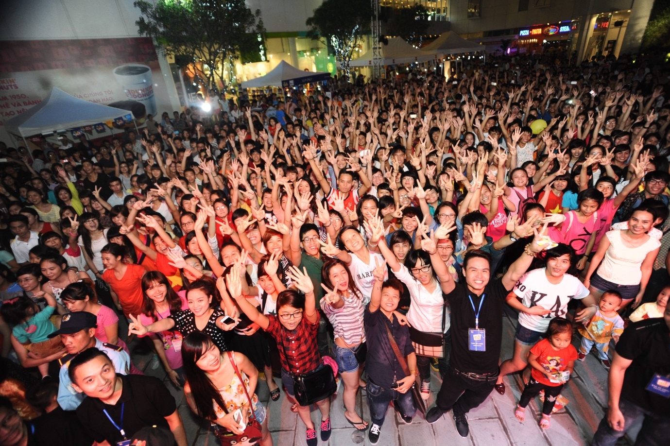 Hàng ngàn bạn trẻ có mặt tại đêm nhạc đã cùng chúc mừng sinh nhật 2 tuổi của Indochina Plaza Hanoi.