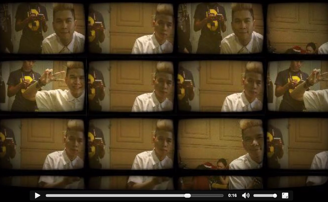 Hoàng Tôn hài hước tạo dáng với Self-V Vui vẻ. 