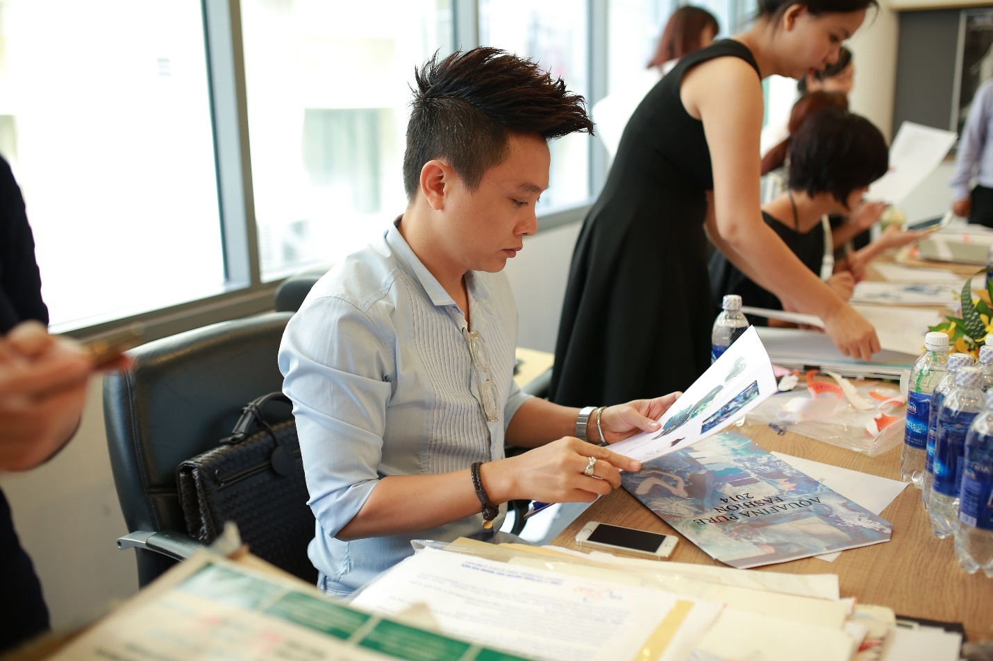         NTK Nguyễn Công Trí rất ấn tượng với việc các bạn thí sinh dám thử sức mình với những loại chất liệu ngoài vải như gỗ, micca…Anh cho biết đây là những chất liệu rất khó để xử lý mà ngay cả một người có nhiều năm kinh nghiệm như anh cũng sẽ gặp khó khăn nếu sử dụng những chất liệu này.   