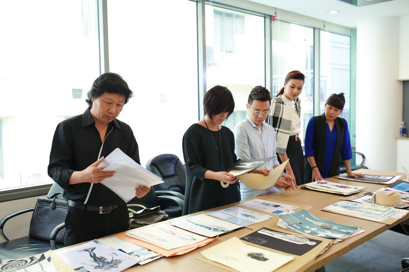   Trong suốt quá trình chấm thi, tuy ban giám khảo gặp không ít khó khăn trong việc lựa chọn top 10 của cuộc thi năm nay nhưng chính sự đa dạng và đầy cá tính, sáng tạo trong các mẫu thiết kế dự thi đã giúp các giám khảo thêm phần phấn khởi.