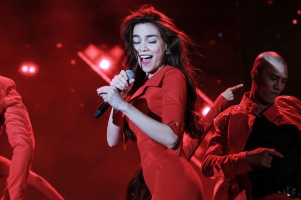 Ha Ho khoe vu dao boc lua trong Top Fashion Show hinh anh