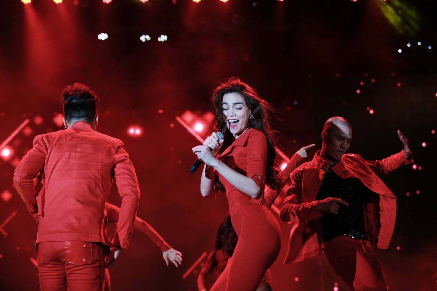 Xuất hiện trong đêm nhạc thời trang Top Fashion Show tại sân khấu ca nhạc Lan Anh, Hà Hồ trở thành tâm điểm chú ý của khán giả.