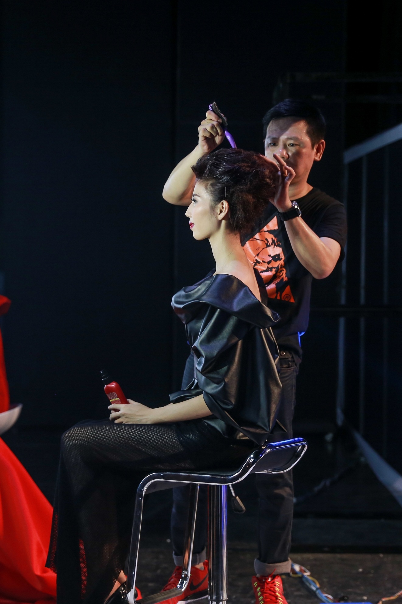   Chuyên gia tạo mẫu tóc của TRESemmé – nhãn hiệu chăm sóc tóc cao cấp tại Mỹ từ 1947 tỷ mỷ tạo kiểu để thí sinh có mái tóc đẹp chuẩn salon, tự tin sải bước trên sàn diễn đẳng cấp.  