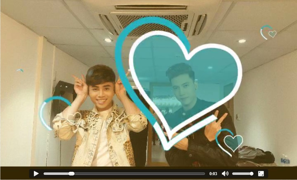 Isaac và Will tạo dáng V-pose độc đáo trong Self-V Vui Vẻ.