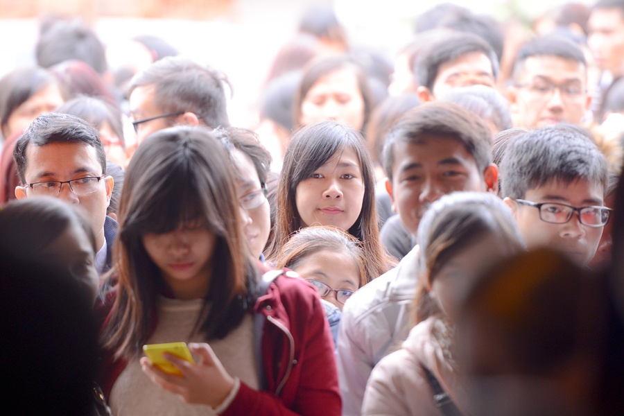 Hàng trăm bạn trẻ đã đến xếp hàng từ khá sớm để sở hữu chiếc vé vào cửa liveshow Heartbeat.