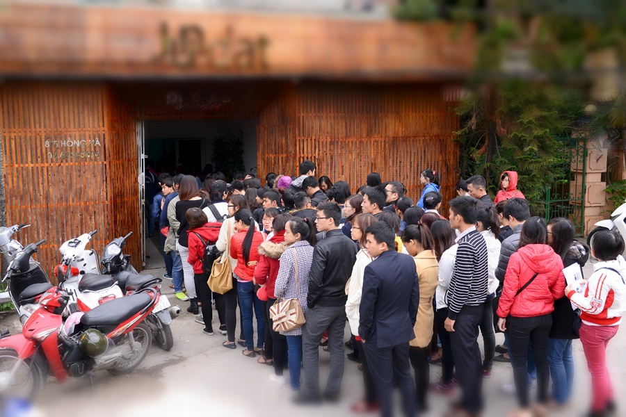 Cảnh tượng xếp hàng dài diễn ra ở tất cả các điểm phát vé.