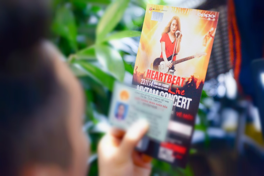 Niềm vui cầm trên tay chiếc vé live concert Heartbeat của fan Hà Thành.