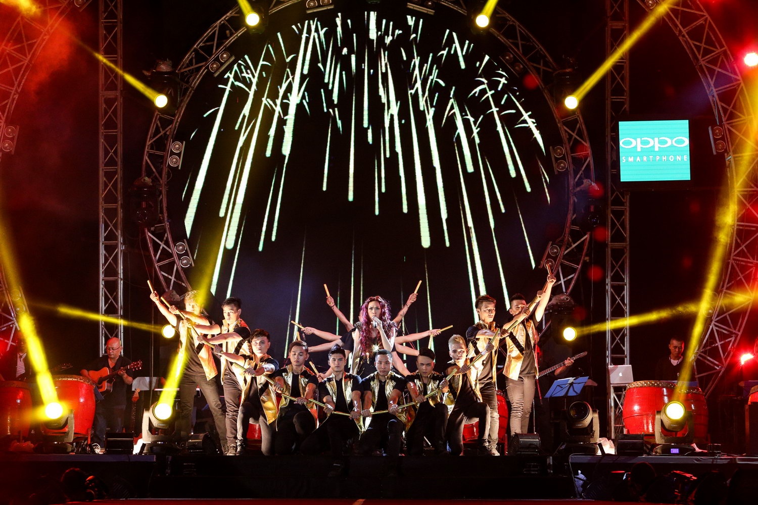 Hàng chục ngàn khán giả đã có mặt tại sân vận động để bùng cháy cùng Mỹ Tâm.