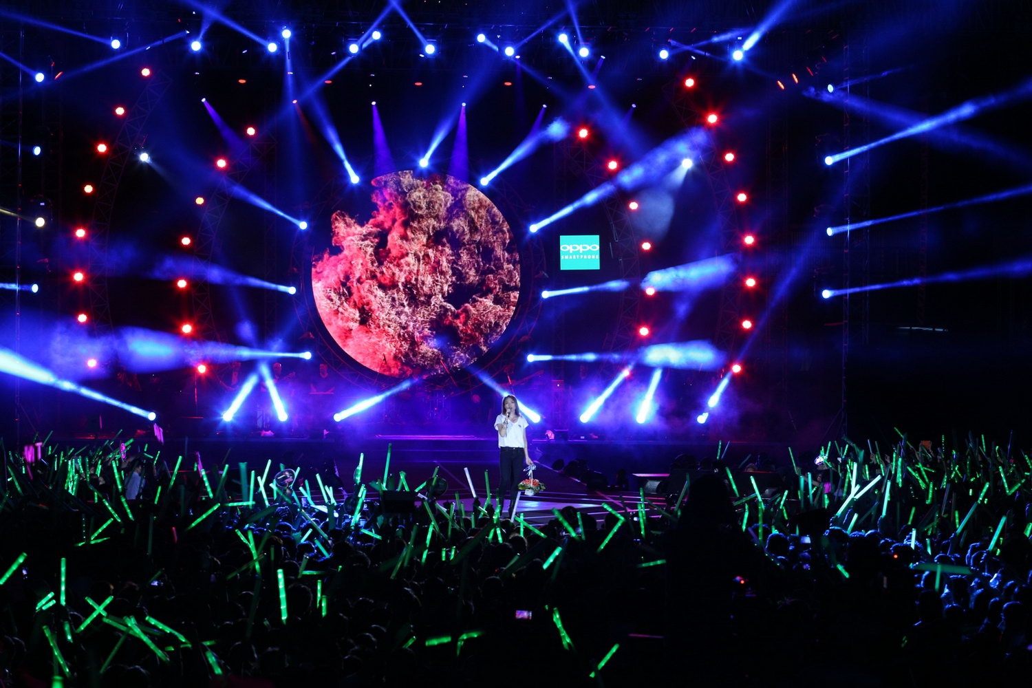   Hàng nghìn người hâm mộ đã tới để chia sẻ niềm đam mê âm nhạc với Mỹ Tâm.