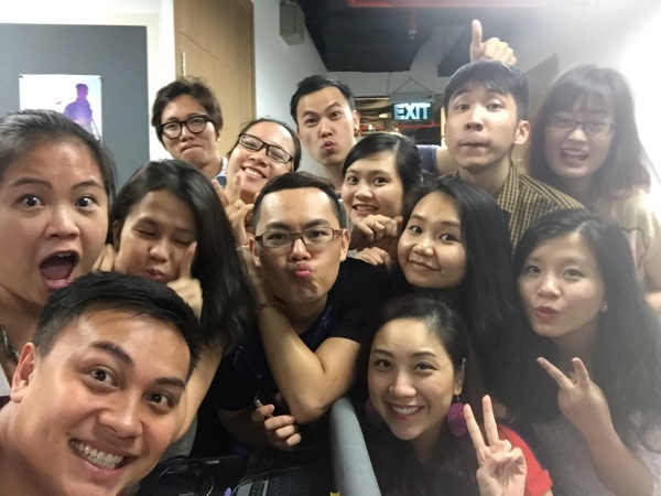 Việc sử dụng smartphone để giải trí và liên lạc đã trở nên quen thuộc với bạn trẻ sống ở các đô thị.