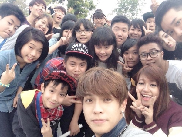 Thu thach chup anh wefie vi cong dong thu hut ban tre Viet hinh anh