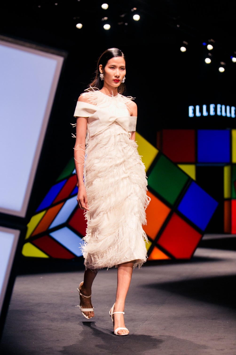  Hoàng Thùy nổi bật trên sân khấu ELLE Fashion Show với kiểu tóc xoăn nhẹ được chải mượt phần mái trước đang phủ sóng các sàn diễn thời trang quốc tế. 