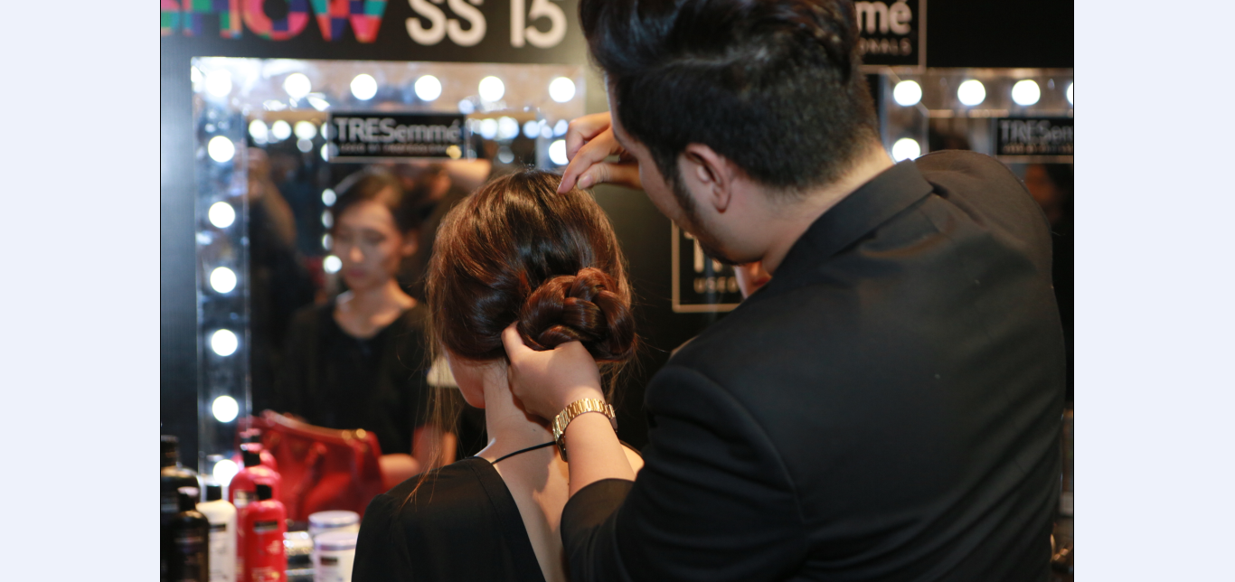 Là thương hiệu chuyên nghiệp về chăm sóc và tạo kiểu tóc từ Mỹ, TRESemmé đã gắn bó với New York Fashion Week trong 7 năm liền. Các nhà tạo mẫu tóc hàng đầu của TRESemmé đã thổi làn gió mới cho thời trang tóc catwalk của Việt Nam.