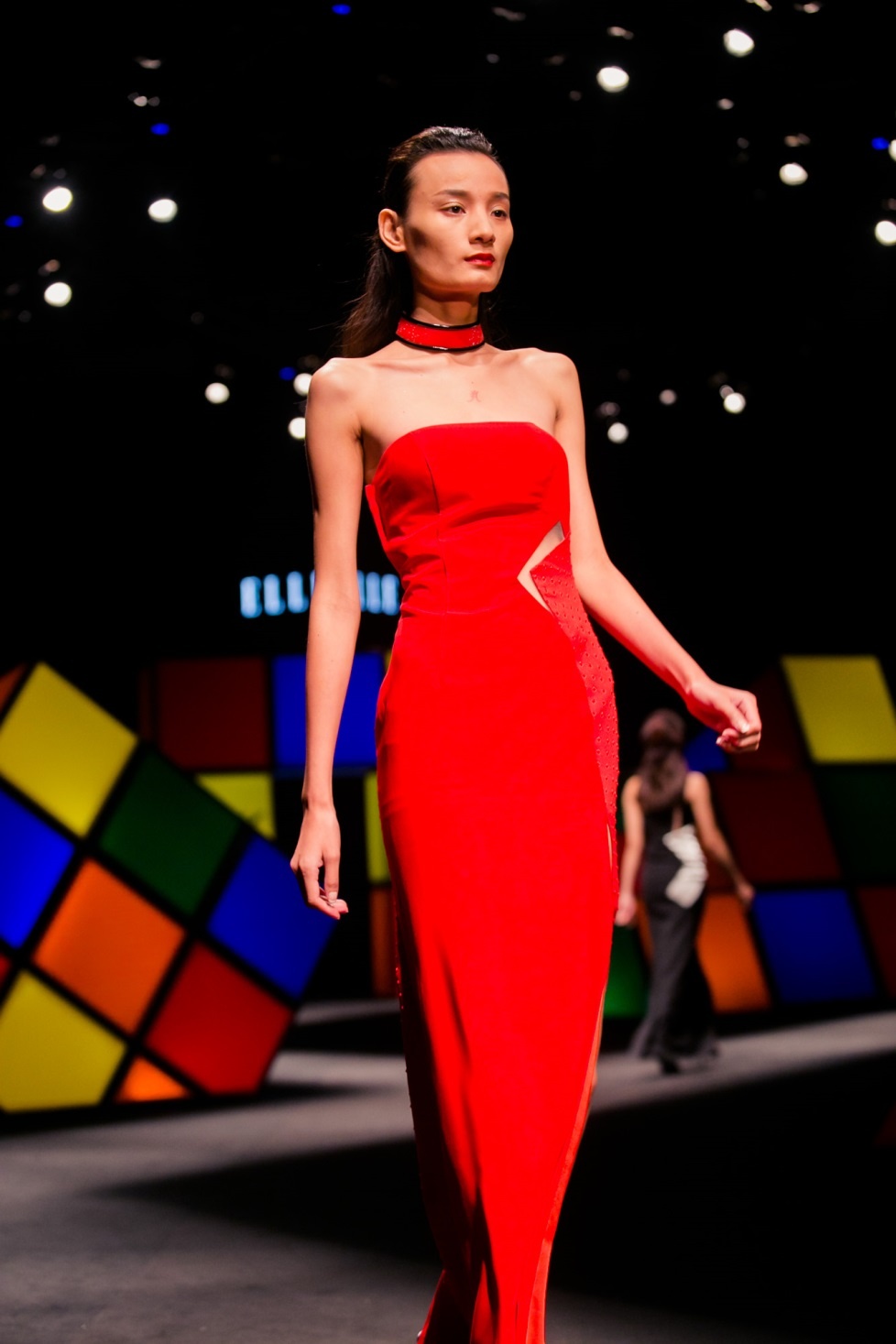    Kiểu tóc bới cao phía trên mái và xoăn nhẹ ở đuôi tạo nên sự tự do, phóng khoáng mà vẫn tôn lên vẻ đẹp nữ tính cho Lê Thúy.