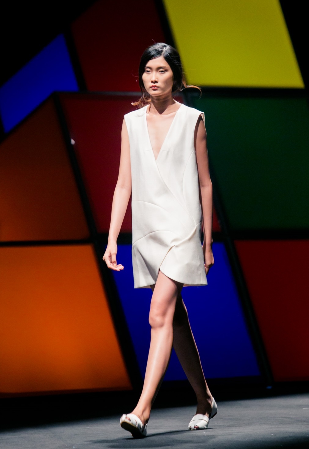     Tóc đuôi ngựa cột thấp được ưu chuông trên các sàn diễn thời trang quốc tế cũng xuất hiện trong Elle Fashion Show.