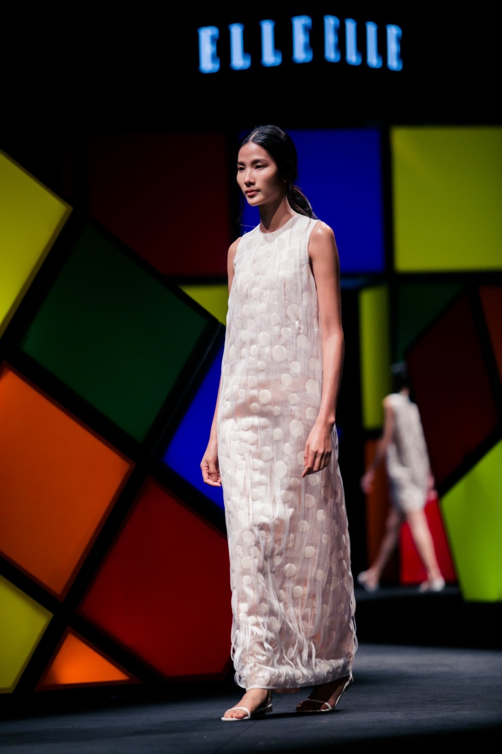    Kết hợp cùng các trang phục tối giản với những đường cắt tạo khối 3D, tóc cột đuôi ngựa thấp góp phần không nhỏ trong việc truyền tải một vẻ đẹp thanh lịch, giản đơn trong BST của Nguyễn Hoàng Tú.