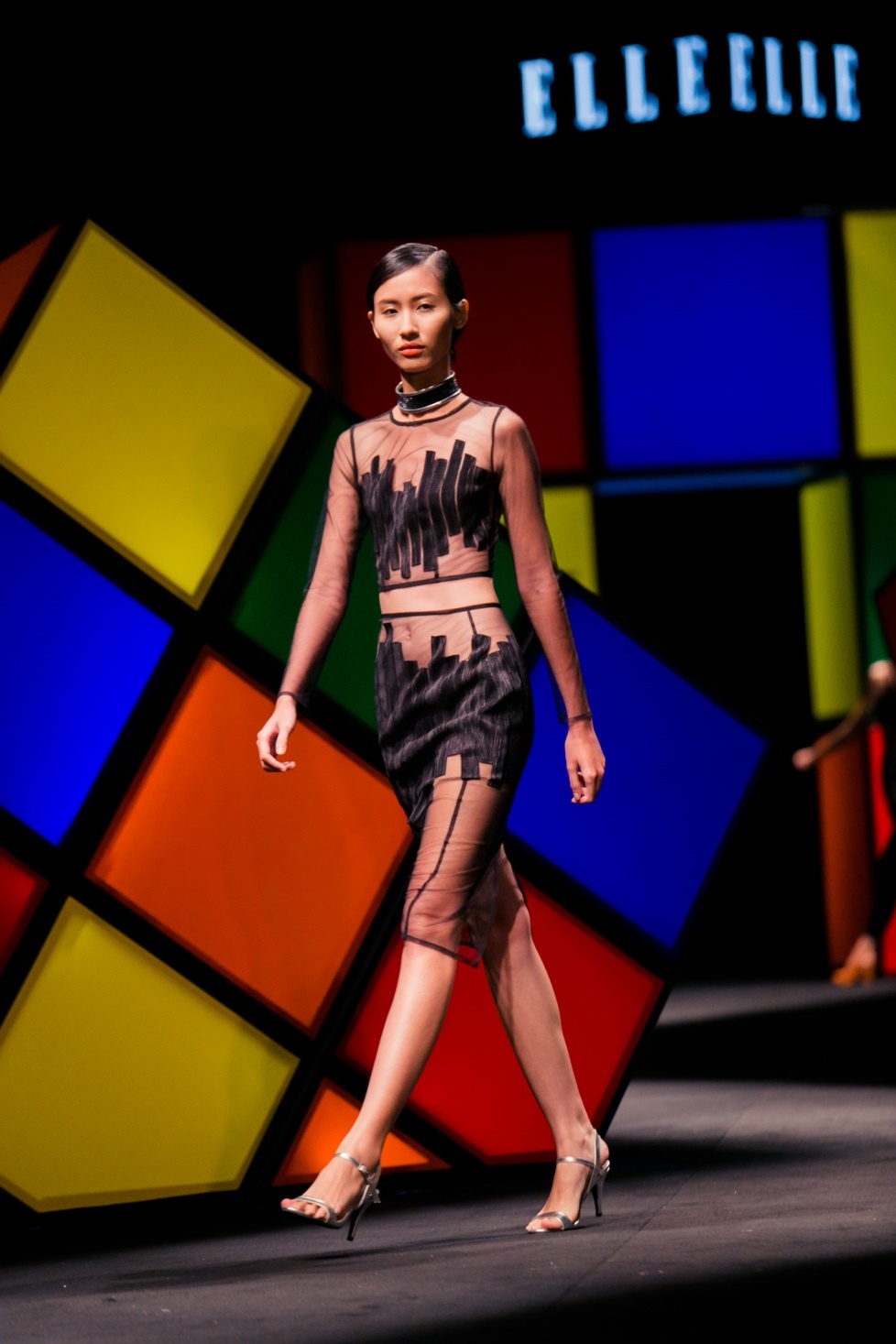   Không chỉ tôn lên vẻ đẹp của các bộ trang phục, tóc ngắn ngôi lệch còn nhấn mạnh vào thần thái của người mẫu, tạo nên sức hút đối với khán giả bên dưới.