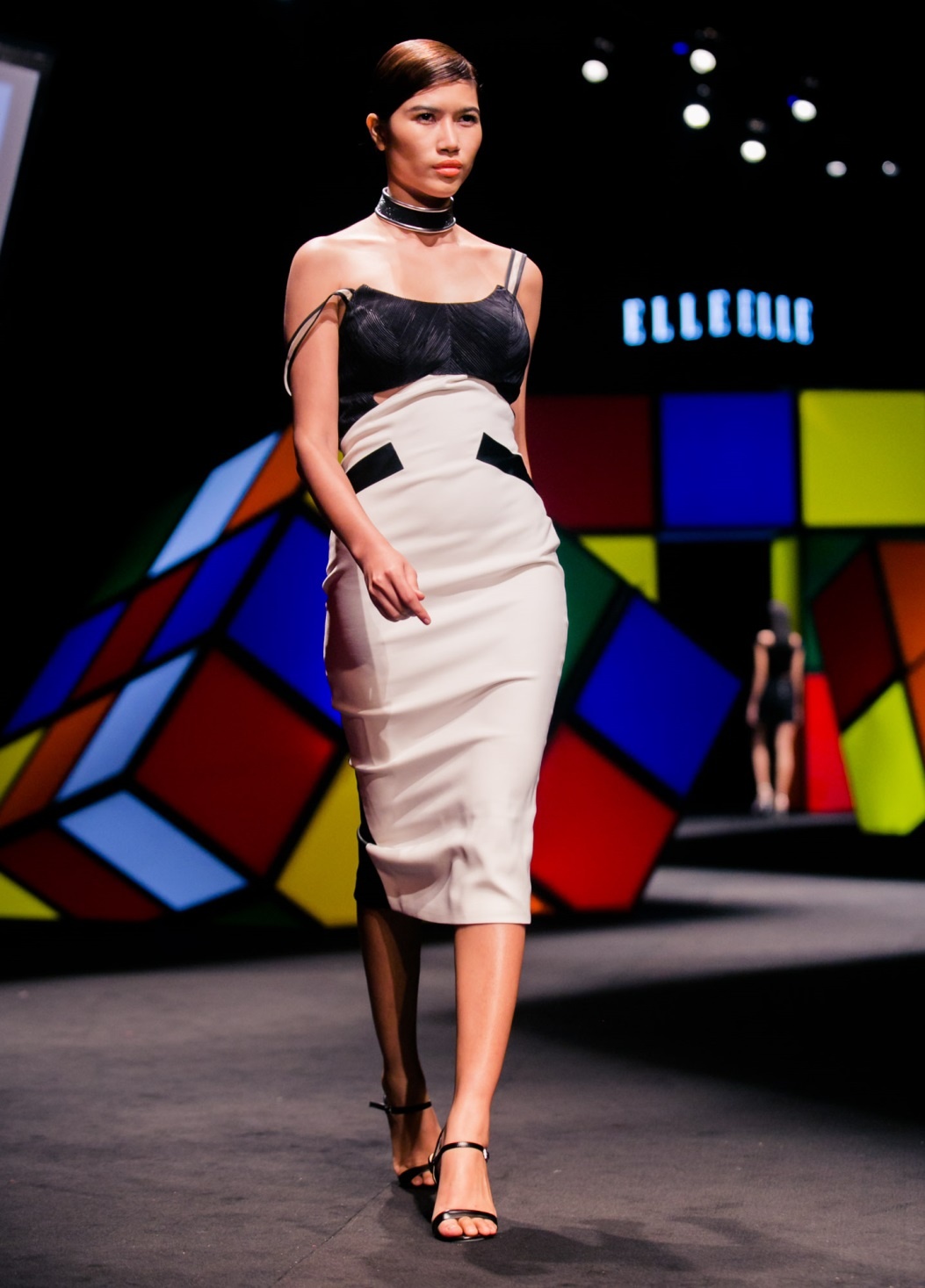     Kết hợp cùng đầm cúp ngực, kiểu tóc này truyền tải thông điệp về sự tư do của phụ nữ hiện đại.