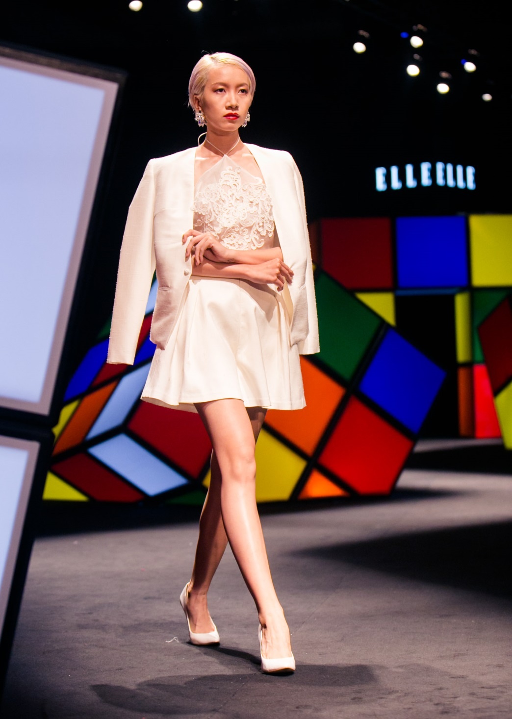   Mái tóc ngắn cá tính cũng là một nét chấm phá độc đáo trên BST lấy ý tưởng từ những nét đẹp truyền thống của Lâm Gia Khang. Chiếc áo yếm mảnh mai phối hợp một cách hài hòa, ăn ý không theo quy tắc nào với sự mạnh mẽ của mái tóc.  