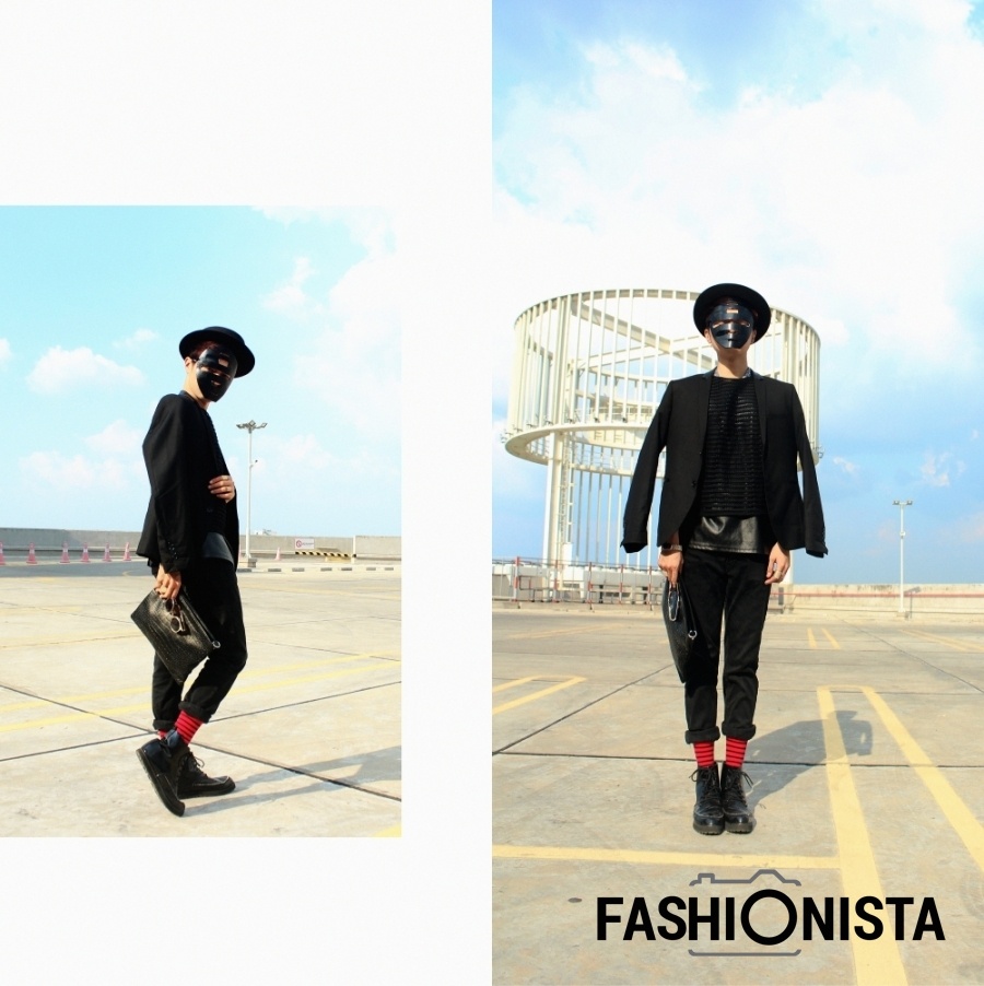 Đôi vớ trở thành điểm nhấn của chàng sinh viên mỗi khi kết hợp trang phục đen đơn sắc.  