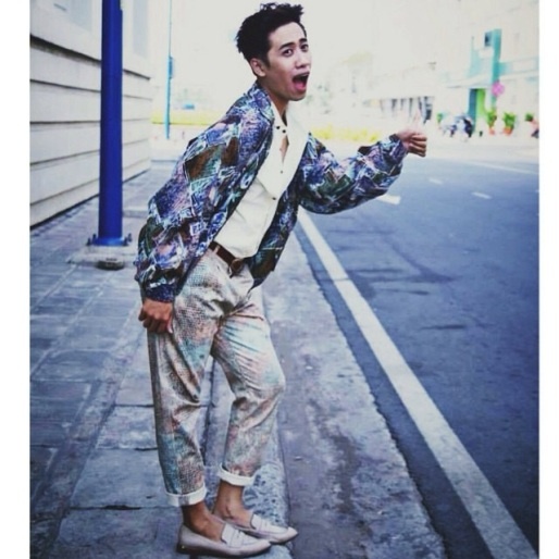  Trang phục họa tiết nổi bật, cách tạo dáng độc đáo cùng biểu cảm có 1 - 0 - 2 giúp phong cách của Hoàng Thịnh trở nên khó trộn lẫn giữa đám đông.    