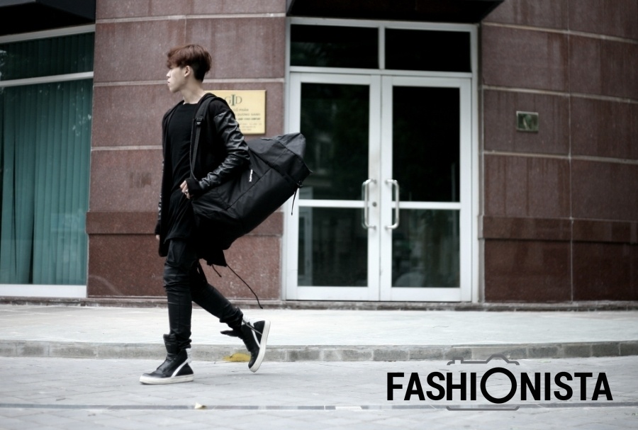  Bùi Nguyên Huy mang cả thế giới Gothic ma mị vào thời trang với trang phục toàn tông đen. 