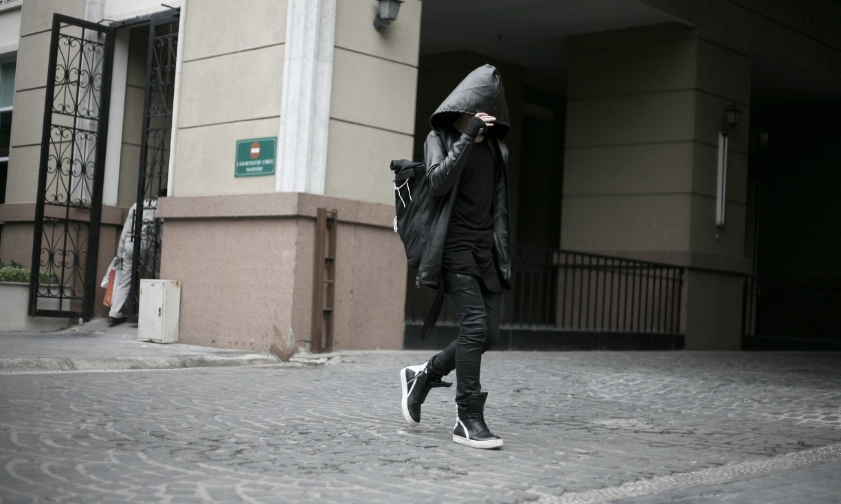   Jean-Paul Gaultier, Đỗ Mạnh Cường… là những nhà thiết kế tiên phong diện váy trên sàn diễn, giờ đây, Bobbi Nguyễn là tín đồ tiếp theo không ngại phá cách để khẳng định bản thân trong thời trang. 