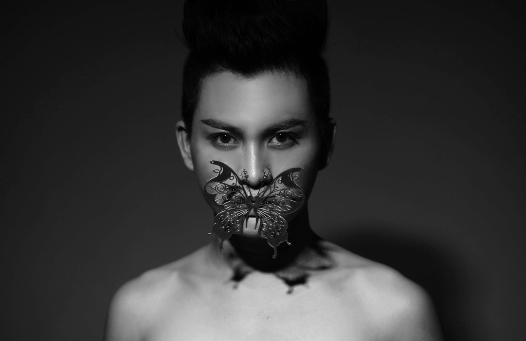     Luôn xuất hiện với chiếc mặt nạ, Nguyễn Ngọc Bảo muốn độc giả và giới mộ điệu thời trang  hãy chỉ chú ý đến trang phục cá tính của anh chàng. Sandals chiến binh đi cùng vớ là sự kết hợp đắt giá tạo điểm nhấn trên phố. 