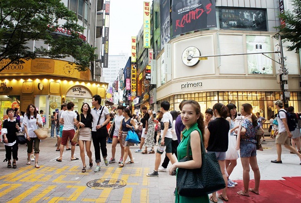 Trong thời gian học tập, MC – nữ diễn viên cũng đã tranh thủ ghé thăm các trung tâm mua sắm lớn ở Seoul - bối cảnh trong nhiều phim truyền hình của Hàn Quốc.