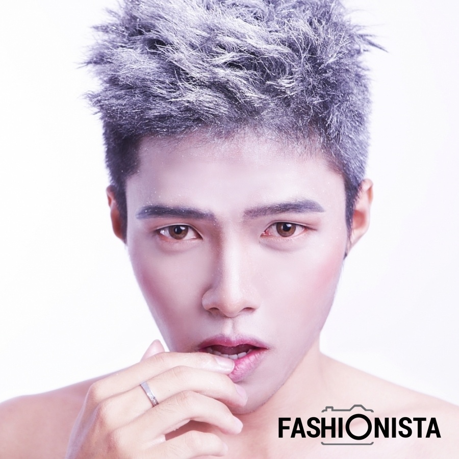 Với Huỳnh Diên Minh, mái tóc xám (khói) cũng là cách để gây ấn tượng mạnh với người đối diện bên  phong cách thời trang của mình. 