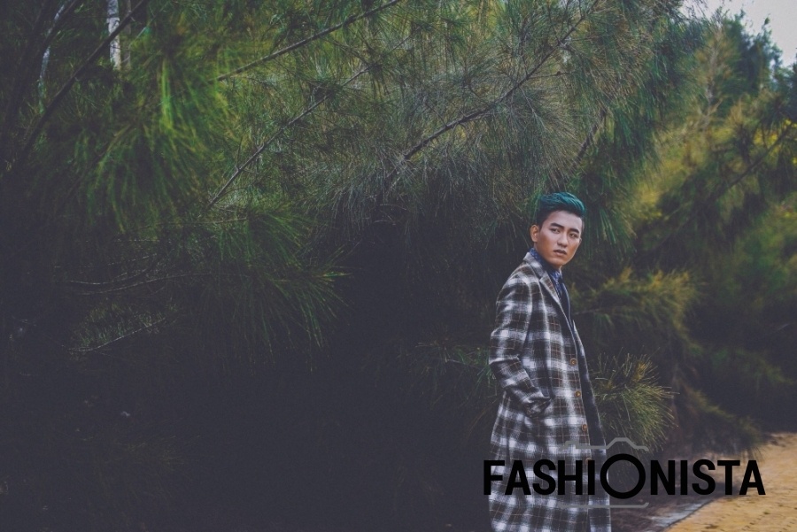  Xanh cổ vịt là một trong những màu tóc “hot” nhất 2014. Trương Văn Chung đã khéo léo chọn cách kết hợp kinh điển: tóc màu nổi và trang phục màu trầm để tôn lên nét nam tính, lãng tử và thời thượng.  