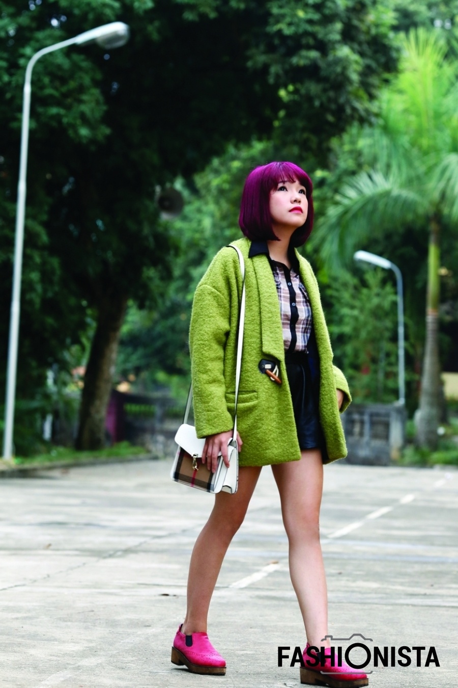 Cách kết hợp trang phục theo xu hướng color block càng tôn lên vẻ năng động, tươi trẻ. Ngọc Thảo cũng không quên chọn những phụ kiện cùng tông với tóc để trở nên sành điệu hơn.