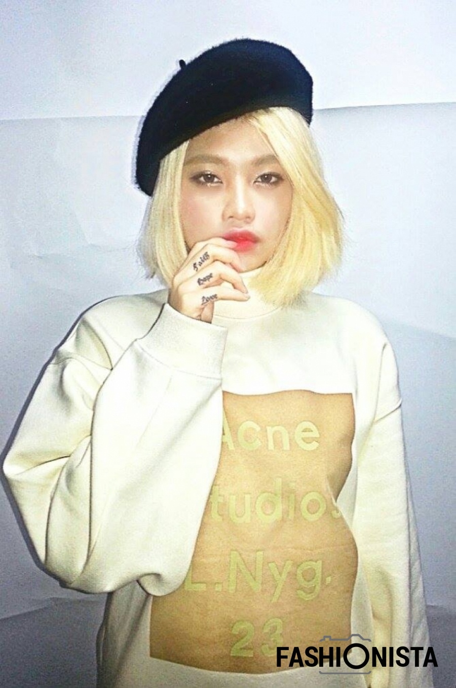  Ji An, nick name khá Hàn Quốc của cô sinh viên Hà thành đã chứng minh màu tóc bạch kim không hề kén chọn với làn da châu Á bằng cách diện trang phục tông nude, có cùng sắc độ với màu tóc. 