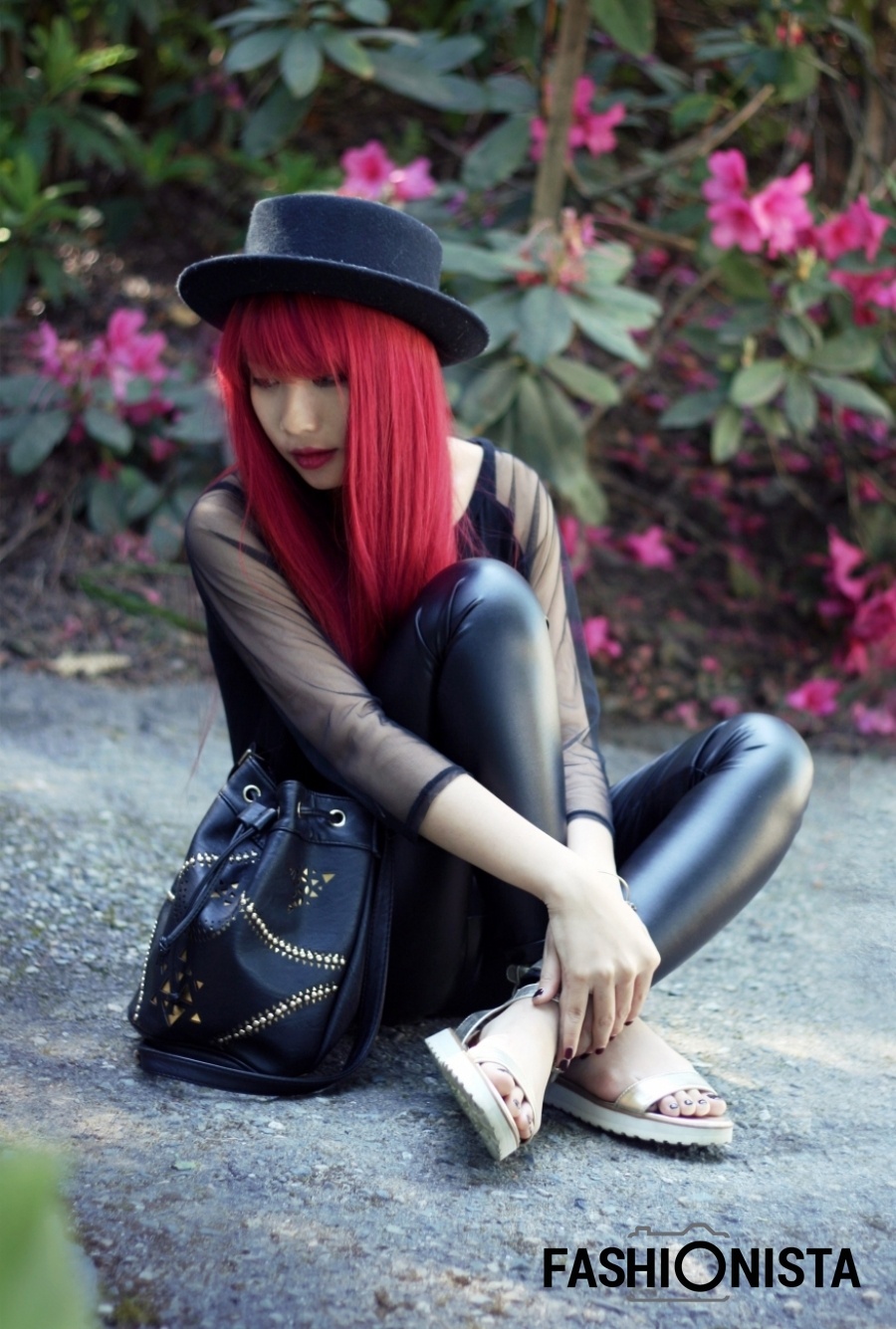 Trang phục đen trắng kết hợp với mái tóc đỏ làm nên bộ ba màu sắc kinh điển trong thời trang. 