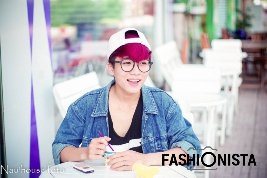 Mái tóc hồng trở nên cá tính hơn khi được chủ nhân Sơn Hồng Phạm kết hợp với các kiểu nón snapback, fedora... 