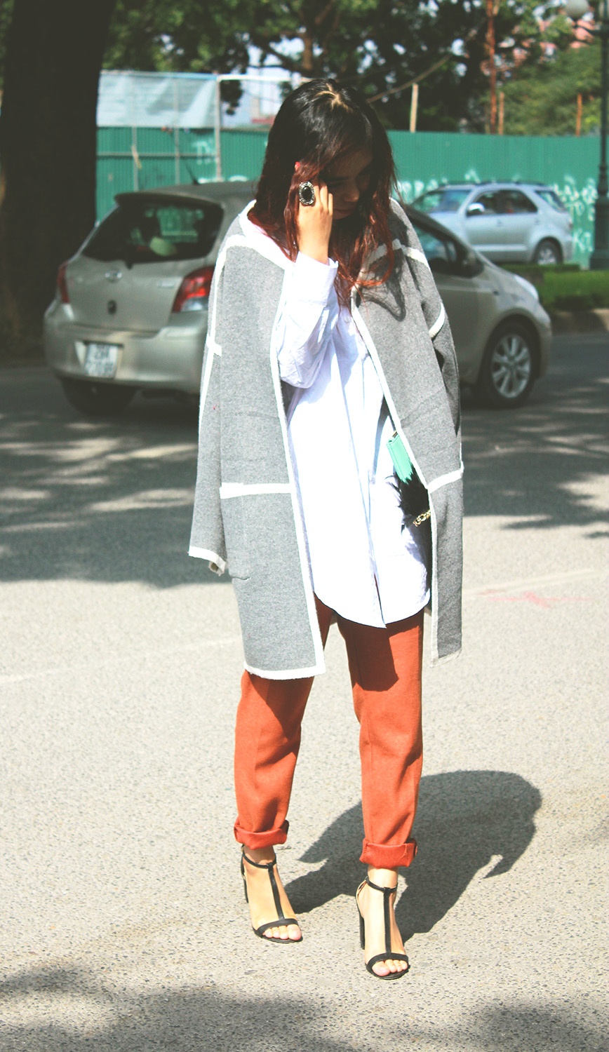     Cô là một tín đồ của phong cách layering. Le Blue cũng không ngại “khiêu chiến” những cách kết hợp quái như diện bra ngoài áo phông.