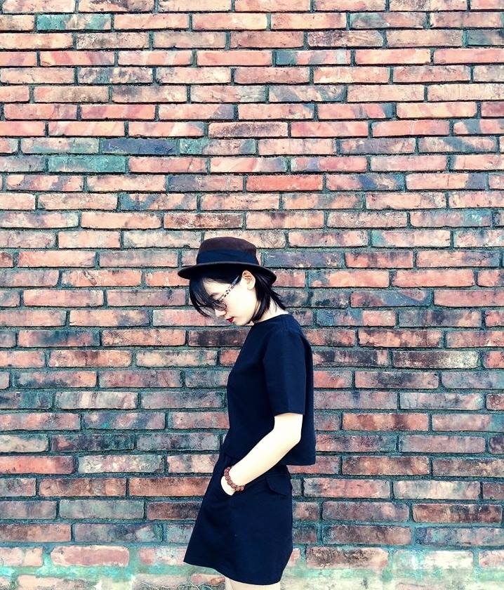      Thu Thảo cũng là tín đồ của trào lưu tối giản. Cô cho biết mình thường “săn lùng” các phụ kiện độc để tôn lên phong cách.