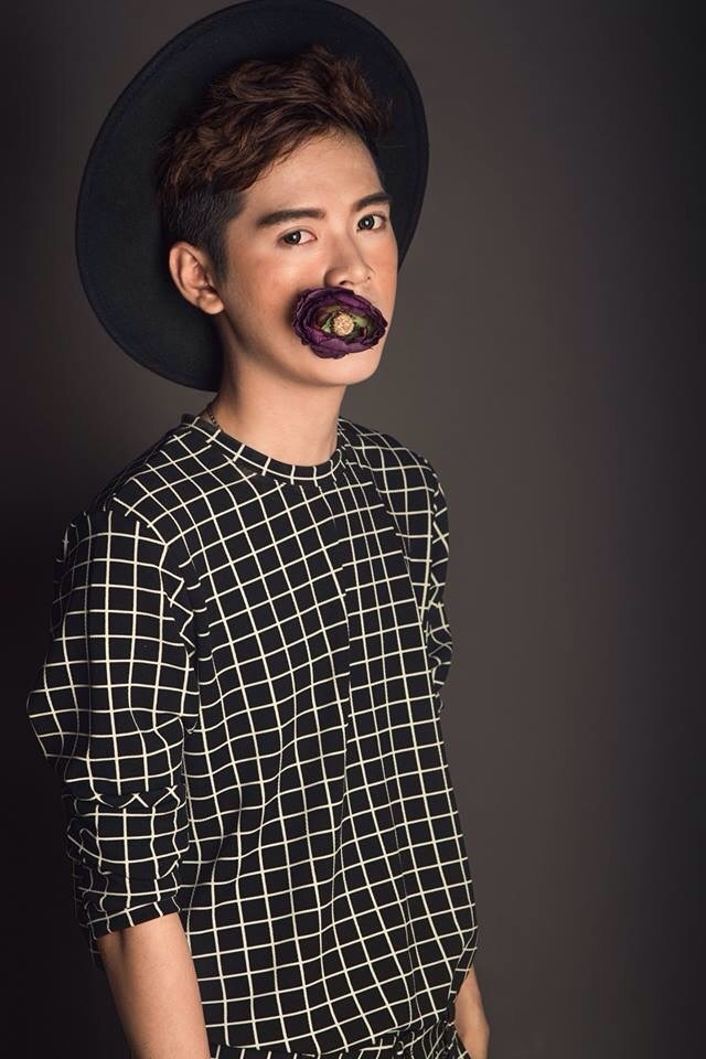   Nguyễn Trần Đông Thức mang đến cuộc thi phong cách preppy school trẻ trung với áo kẻ sọc, nón fedora.