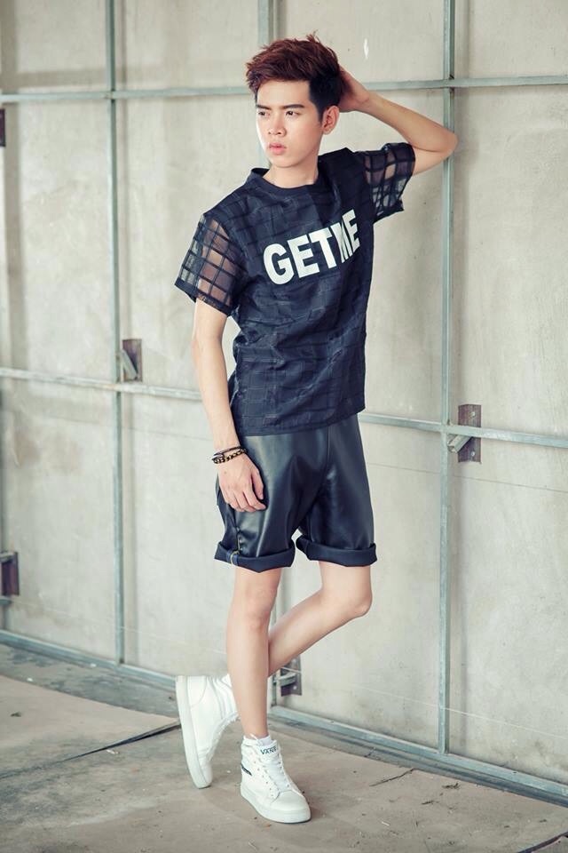    Chàng sinh viên quê Kiên Giang thường chọn các tông màu trầm, sử dụng phụ kiện tương phản để nổi bật phong cách.