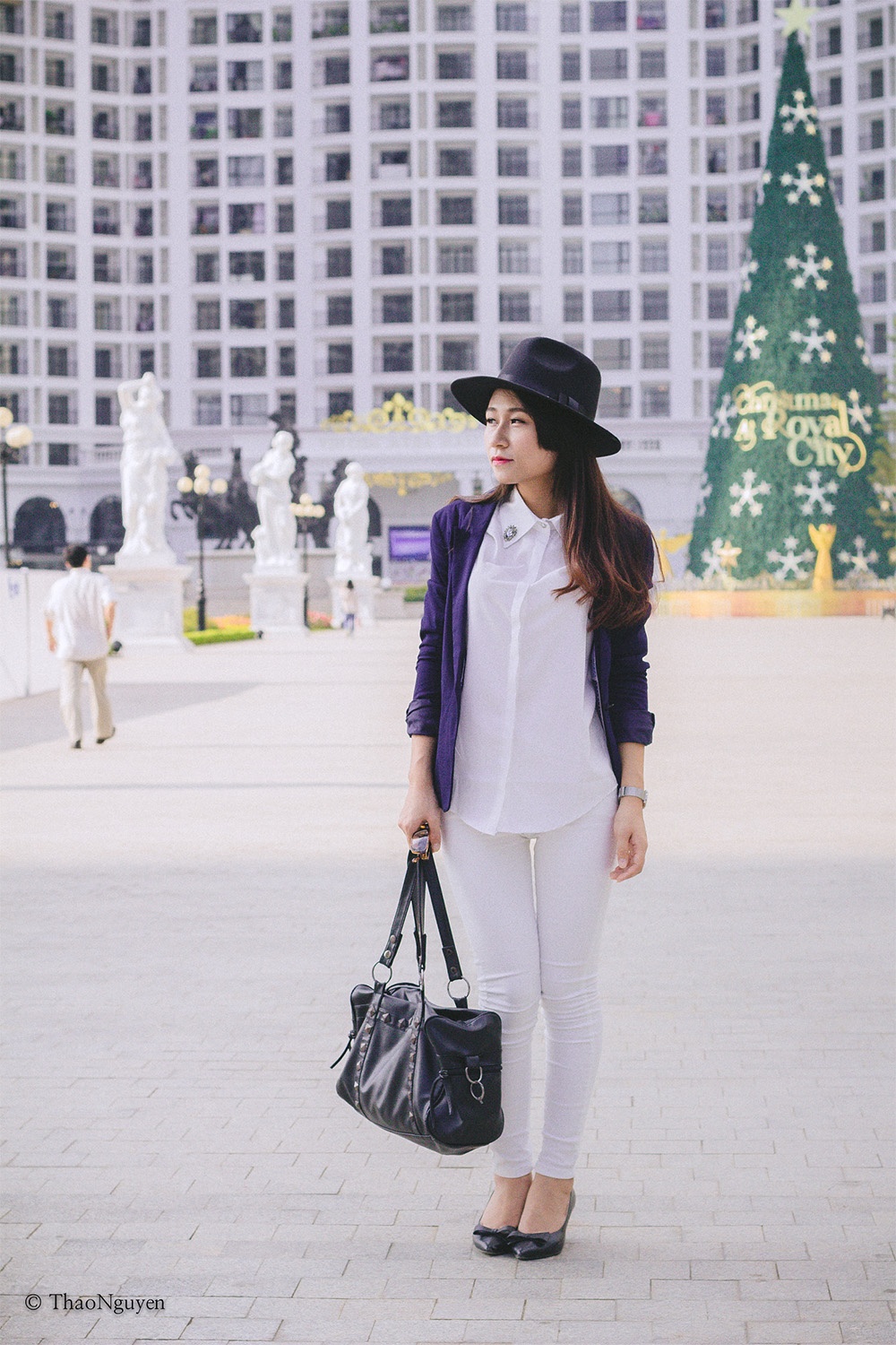     Vương Việt Hà lại yêu thích trang phục đơn sắc, kiểu dáng cổ điển.