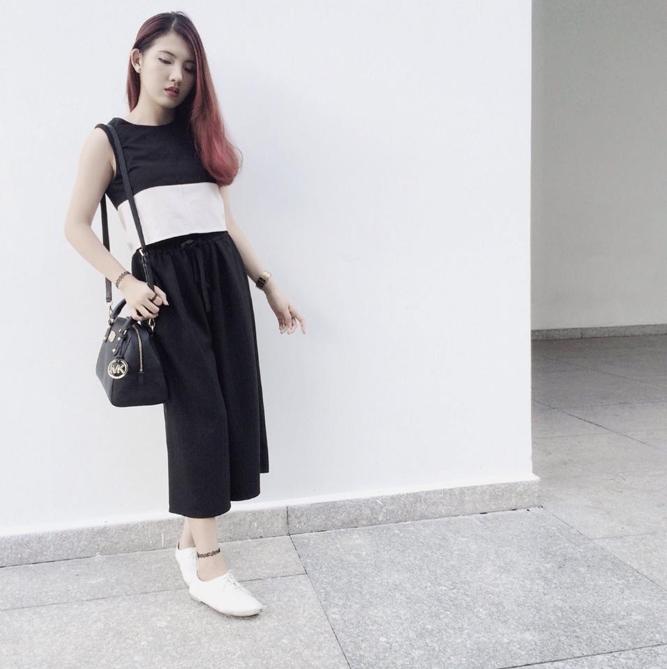 Những thiết kế đang làm mưa làm gió làng thời trang như áo khoác kimono, quần culottes được cô nhân viên văn phòng kết hợp nhuần nhuyễn, biến trang phục công sở trở nên thời thượng và luôn hợp mốt. 