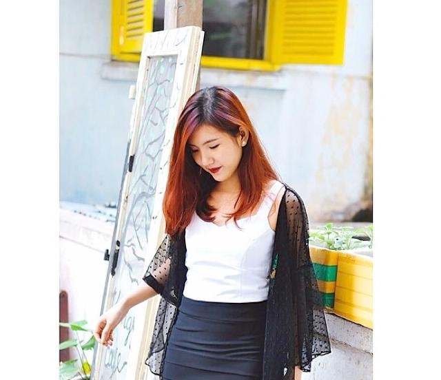 Bùi Nguyễn Bích Vân nổi bật với phong cách kết hợp trang phục đơn sắc cổ điển đen/trắng. 