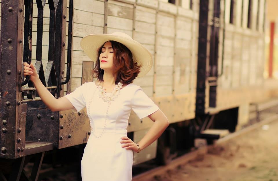    Phụ kiện ngọc trai, clutch màu sắc nổi bật hay áo khóac họa tiết được cô sử dụng triệt để, tôn lên vẻ quyến rũ “khiêu khích” mọi ánh nhìn.