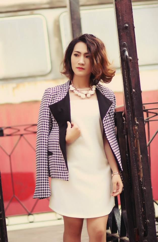 Cam Thao cổ điển, thơ mộng với những thiết kế đầm liền quá đỗi quen thuộc với môi trường công sở. 